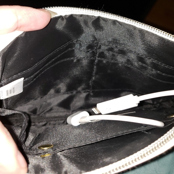 Liz Claiborne White Wristlet w/Built-In Charger NEW - Picture 6 of 10